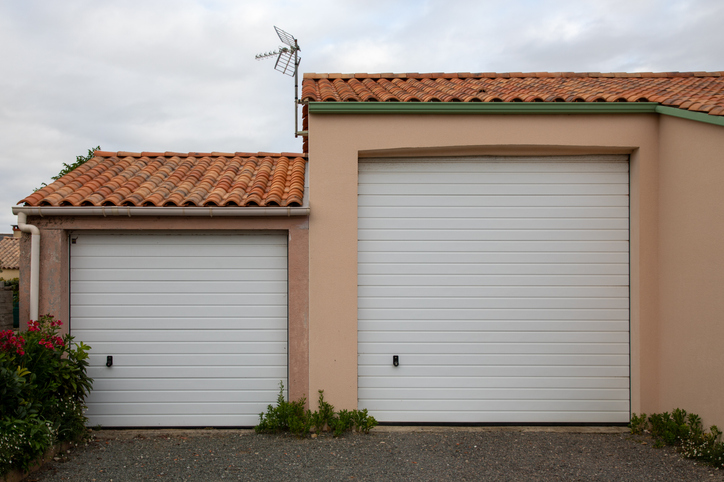 When to Call Garage Door Repair Services for Immediate Repairs